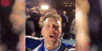 Luuk de Jong zingt PSV‑anthem bij kampioensviering in Porto