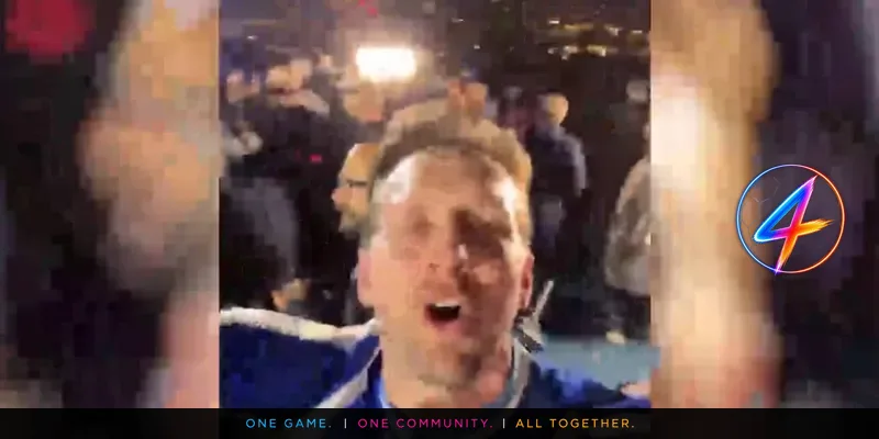 Luuk de Jong zingt PSV‑anthem bij kampioensviering in Porto