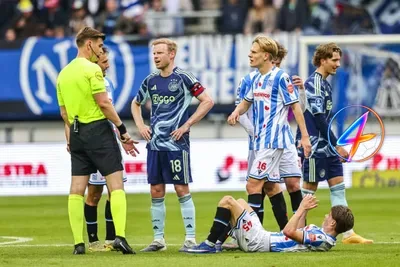 Derksen en Van der Gijp reageren op regenovergoten Heerenveen‑Ajax duel