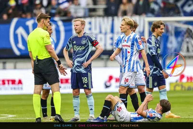 Derksen en Van der Gijp reageren op regenovergoten Heerenveen‑Ajax duel
