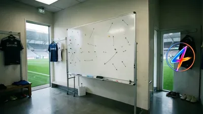 Van den Brom woedt over de uitschakeling van Twente uit de Europa League, ziet meer